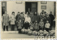 1968, Mościska, Ukraińska SRR, ZSRR.
Pracownicy poczty w Mościskach. 3. z prawej Stanisław Kawałek.
Fot. NN, zbiory Archiwum Historii Mówionej Ośrodka KARTA i Domu Spotkań z Historią, udostępnił Stanisław Kawałek w ramach projektu 