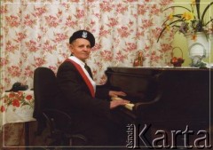 Lata 90., Mościska, Ukraina.
Stanisław Kawałek grający na pianinie w stroju żołnierza AK.
Fot. NN, zbiory Archiwum Historii Mówionej Ośrodka KARTA i Domu Spotkań z Historią, udostępnił Stanisław Kawałek w ramach projektu 