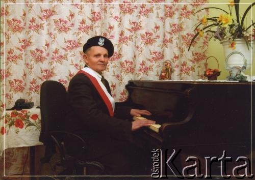 Lata 90., Mościska, Ukraina.
Stanisław Kawałek grający na pianinie w stroju żołnierza AK.
Fot. NN, zbiory Archiwum Historii Mówionej Ośrodka KARTA i Domu Spotkań z Historią, udostępnił Stanisław Kawałek w ramach projektu 