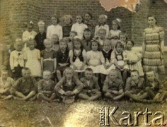 Po 1939, brak miejsca.
Grupa dzieci.
Fot. NN, zbiory Archiwum Historii Mówionej Ośrodka KARTA i Domu Spotkań z Historią, udostępniła Zofia Wiącek w ramach projektu 