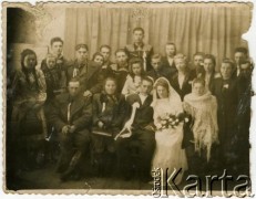Lata 60., Mościska, Ukraińska SRR, ZSRR.
Fotografia ślubna Marii Kuchta, siostry Józefy. Józefa Kuchta 1. z prawej w dolnym rzędzie.
Fot. A. Kret, zbiory Archiwum Historii Mówionej Ośrodka KARTA i Domu Spotkań z Historią, udostępniła Józefa Kuchta w ramach projektu 