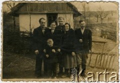 Lata 50., Czyżki (Czyszki), Ukraińska SRR, ZSRR.
Portret rodzinny. Od prawej: Władysław i Rozalia Kuchta – rodzice Józefy Kuchty, Jan – brat, Katarzyna (siostra Józefy) z mężem Antonim i synem Tadeuszem.
Fot. NN, zbiory Archiwum Historii Mówionej Ośrodka KARTA i Domu Spotkań z Historią, udostępniła Józefa Kuchta w ramach projektu 