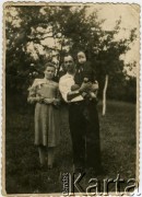 1955, Krysowice, ZSRR.
Józefa Kuchta z mężem Stanisławem i synem Józefem.
Fot. NN, zbiory Archiwum Historii Mówionej Ośrodka KARTA i Domu Spotkań z Historią, udostępniła Józefa Kuchta w ramach projektu 