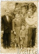 Brak daty, ZSRR.
Od lewej: Jan Kuchta, Józefa Kuchta z mężem Stanisławem i dziećmi - Ireną (na rękach) i Józefem.
Fot. NN, zbiory Archiwum Historii Mówionej Ośrodka KARTA i Domu Spotkań z Historią, udostępniła Józefa Kuchta w ramach projektu 