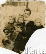 1958, Mościska-Zakościele, ZSRR.
Józefa Kuchta z dziećmi (od prawej): Józefem, Adamem, Stanisławem.
Fot. NN, zbiory Archiwum Historii Mówionej Ośrodka KARTA i Domu Spotkań z Historią, udostępniła Józefa Kuchta w ramach projektu 
