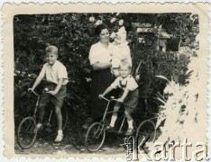 1963, Mościska, Ukraińska SRR, ZSRR.
Stefania Leszczyńska z dziećmi - Marian (1. z lewej), Stanisława (na rękach), Andrzej (1. z prawej).
Fot. NN, zbiory Archiwum Historii Mówionej Ośrodka KARTA i Domu Spotkań z Historią, udostępniła Stefania Leszczyńska w ramach projektu 