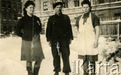 1942, Lwów, okupacja niemiecka.
Zdjęcie grupowe na śniegu. 1. z prawej stoi Stefania Leszczyńska.
Fot. NN, zbiory Archiwum Historii Mówionej Ośrodka KARTA i Domu Spotkań z Historią, udostępniła Stefania Leszczyńska w ramach projektu 