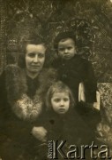 Lata 50., ZSRR.
Kobieta z dziećmi, prawdopodobnie Zofia Hurko.
Fot. NN, zbiory Archiwum Historii Mówionej Ośrodka KARTA i Domu Spotkań z Historią, udostępniła Zofia Hurko w ramach projektu 