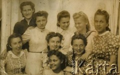 Przed 1939, brak miejsca.
Portret kobiet. Fotografia z rodzinnego archiwum Zofii Hurko.
Fot. NN, zbiory Archiwum Historii Mówionej Ośrodka KARTA i Domu Spotkań z Historią, udostępniła Zofia Hurko w ramach projektu 