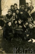 Lata 40., brak miejsca.
Zdjęcie grupowe. 2. z prawej w pierwszym rzędzie - prawdopodobnie Zofia Hurko.
Fot. NN, zbiory Archiwum Historii Mówionej Ośrodka KARTA i Domu Spotkań z Historią, udostępniła Zofia Hurko w ramach projektu 