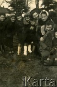 Lata 40., brak miejsca.
Zdjęcie grupowe. 2. z prawej - prawdopodobnie Zofia Hurko.
Fot. NN, zbiory Archiwum Historii Mówionej Ośrodka KARTA i Domu Spotkań z Historią, udostępniła Zofia Hurko w ramach projektu 