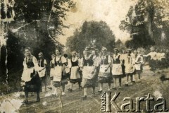 Przed 1939, brak miejsca.
Dziewczęta w strojach ludowych. Fotografia z rodzinnego archiwum Zofii Hurko.
Fot. NN, zbiory Archiwum Historii Mówionej Ośrodka KARTA i Domu Spotkań z Historią, udostępniła Zofia Hurko w ramach projektu 
