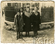 Lata 30., Raj, pow. Brzeżany, Polska.
Grupa dziewcząt. 1. z prawej z tyłu Genowefa Kuleba-Krawczuk.
Fot. NN, zbiory Archiwum Historii Mówionej Ośrodka KARTA i Domu Spotkań z Historią, udostępniła Genowefa Kuleba-Krawczuk w ramach projektu 