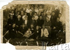 Lata 30., Brzeżany, Polska.
Fotografa klasowa. W ostatnim rzędzie 4. z prawej Genowefa Kuleba-Krawczuk.
Fot. NN, zbiory Archiwum Historii Mówionej Ośrodka KARTA i Domu Spotkań z Historią, udostępniła Genowefa Kuleba-Krawczuk w ramach projektu 