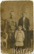 1917, Raj, zabór rosyjski.
Portret rodzinny. Fotografia ze zbioru prywatnego Genowefy Kuleby-Krawczuk.
Fot. NN, zbiory Archiwum Historii Mówionej Ośrodka KARTA i Domu Spotkań z Historią, udostępniła Genowefa Kuleba-Krawczuk w ramach projektu 