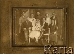 Lata 20, brak miejsca.
Portret ślubny. Fotografia z archiwum rodzinnego Genowefy Krawczuk.
Fot. NN, zbiory Archiwum Historii Mówionej Ośrodka KARTA i Domu Spotkań z Historią, udostępniła Genowefa Kuleba-Krawczuk w ramach projektu 