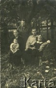 Lata 50., prawdopodobnie Brzeżany, Ukraińska SRR, ZSRR.
Potret rodzinny. Prawdopodobnie Jadwiga Romanyszyn z matką, mężem i dziećmi.
Fot. NN, zbiory Archiwum Historii Mówionej Ośrodka KARTA i Domu Spotkań z Historią, udostępniła Jadwiga Romanyszyn w ramach projektu 