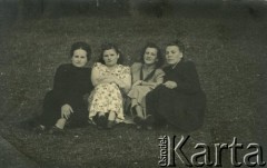 Brak daty, brak miejsca.
Prawdopodobnie Jadwiga Romanyszyn (1. z prawej) z koleżankami
Fot. NN, zbiory Archiwum Historii Mówionej Ośrodka KARTA i Domu Spotkań z Historią, udostępniła Jadwiga Romanyszyn w ramach projektu 