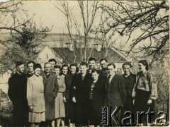 Brak daty, brak miejsca.
Grupa osób w ogrodzie. Fotografia z archiwum rodzinnego Jadwigi Romanyszyn (9. z lewej?).
Fot. NN, zbiory Archiwum Historii Mówionej Ośrodka KARTA i Domu Spotkań z Historią, udostępniła Jadwiga Romanyszyn w ramach projektu 