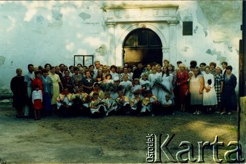 Brak daty, Brzeżany, Ukraina.
Grupa osób przed kościołem pw. Świętych Apostołów Piotra i Pawła. (Halina Szatruk była zaangażowana w odzyskanie i remont tego kościoła).
Fot. NN, zbiory Archiwum Historii Mówionej Ośrodka KARTA i Domu Spotkań z Historią, udostępniła Halina Szatruk w ramach projektu 