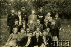 Ok. 1950, Brzeżany, Ukraińska SRR, ZSRR.
Teresa Luszniak (w trzecim rzędzie 3. od prawej) z klasą.
Fot. NN, zbiory Archiwum Historii Mówionej Ośrodka KARTA i Domu Spotkań z Historią, udostępniła Teresa Luszniak w ramach projektu 