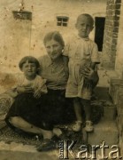 Ok. 1937, Brzeżany, woj. tarnopolskie, Polska.
Teresa Luszniak (z lewej) z matką i bratem Zygmuntem na schodach domu w Brzeżanach.
Fot. NN, zbiory Archiwum Historii Mówionej Ośrodka KARTA i Domu Spotkaś z Historią, udostępniła Teresa Luszniak w ramach projektu 