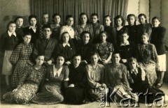 Ok. 1960, Lwów, Ukraińska SRR, ZSRR.
Cecylia Kurylco (w 2. rzędzie 1. z prawej) w grupie studentów.
Fot. NN, zbiory Archiwum Historii Mówionej Ośrodka KARTA i Domu Spotkań z Historią, udostępniła Cecylia Kurylco w ramach projektu 