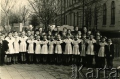 Lata 60., Brzeżany, Ukraińska SRR, ZSRR.
Cecylia Kurylco (z tyłu 2. z lewej) jako wychowawczyni internatu.
Fot. NN, zbiory Archiwum Historii Mówionej Ośrodka KARTA i Domu Spotkań z Historią, udostępniła Cecylia Kurylco w ramach projektu 