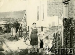 1970, Brzeżany, Ukraińska SRR, ZSRR.
Cecylia Kurylco z córką przed swoim domem.
Fot. NN, zbiory Archiwum Historii Mówionej Ośrodka KARTA i Domu Spotkań z Historią, udostępniła Cecylia Kurylco w ramach projektu 