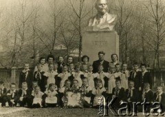 Lata 60., Brzeżany, Ukraińska SRR, ZSRR.
Cecylia Kurylco (3. z lewej) jako wychowawczyni internatu.
Fot. NN, zbiory Archiwum Historii Mówionej Ośrodka KARTA i Domu Spotkań z Historią, udostępniła Cecylia Kurylco w ramach projektu 