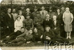 19.04.1931, Słonim, woj. nowogródzkie, Polska.
Zdjęcie pracowników Warsztatu Szewsko-Krawieckiego w Słonimiu. 1. z lewej w 1. rzędzie leży Bolesław Parnicki, teść Czesławy Parnickiej z domu Krawczenko.
Fot. NN, zbiory Archiwum Historii Mówionej Ośrodka KARTA i Domu Spotkań z Historią, udostępniła Czesława Parnicka w ramach projektu 