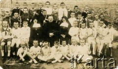 11.06.1933, Słonim, woj. nowogródzkie, Polska.
Zdjęcie grupowe dzieci będących pod opieką Zgromadzenia Sióstr Misjonarek św. Rodziny w Słonimie. Henryk Parnicki, mąż Czesławy z domu Krawczenko, siedzi 3. z lewej w 1. rzędzie.
Fot. NN, zbiory Archiwum Historii Mówionej Ośrodka KARTA i Domu Spotkań z Historią, udostępniła Czesława Parnicka w ramach projektu 