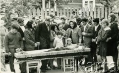 Ok. 1960-1965, Słonim, Białoruska SRR, ZSRR.
Pogrzeb Aleksandra Krawczenki, ojca Czesławy Parnickiej.
Fot. NN, zbiory Archiwum Historii Mówionej Ośrodka KARTA i Domu Spotkań z Historią, udostępniła Czesława Parnicka w ramach projektu 