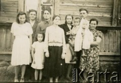 I połowa lat 50. XX w.. Słonim, Białoruska SRR, ZSRR.
Chrzciny Bolesława Parnickiego, syna Czesławy Parnickiej (3. z prawej z synem Wiktorem na rękach), 2. z prawej Henryk Parnicki (mąż Czesławy).
Fot. NN, zbiory Archiwum Historii Mówionej Ośrodka KARTA i Domu Spotkań z Historią, udostępniła Czesława Parnicka w ramach projektu 