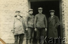 Ok. 1930, Albertyn k. Słonimia, woj. nowogródzkie, Polska.
Budowa kościoła pw. Matki Boskiej Królowej Anielskiej. 2. od lewej brat matki Wacławy Jefrenienko z domu Krukowskiej.
Fot. NN, zbiory Archiwum Historii Mówionej Ośrodka KARTA i Domu Spotkań z Historią, udostępniła Wacława Jefrenienko w ramach projektu 
