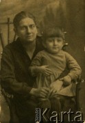 Ok. 1930, Albertyn k. Słonimia, woj. nowogródzkie, Polska.
Bronisława Krukowska z córką Wacławą.
Fot. NN, zbiory Archiwum Historii Mówionej Ośrodka KARTA i Domu Spotkań z Historią, udostępniła Wacława Jefrenienko w ramach projektu 