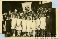 1936, Albertyn k. Słonimia, woj. nowogródzkie, Polska.
Uczestnicy Krucjaty Eucharystycznej z ks. Antonim Grzybowskim. 3. z prawej w 1. rzędzie - Wacława Jefrenienko z domu Kurkowska.
Fot. NN, zbiory Archiwum Historii Mówionej Ośrodka KARTA i Domu Spotkań z Historią, udostępniła Wacława Jefrenienko w ramach projektu 
