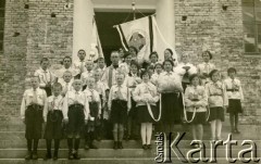 1938, Albertyn k. Słonimia, woj. nowogródzkie, Polska.
Członkowie Krucjaty Eucharystycznej Albertynie. Pośrodku stoi ks. Antoni Grzybowski, 2. z prawej - Wacława Jefrenienko z domu Kurkowska.
Fot. NN, zbiory Archiwum Historii Mówionej Ośrodka KARTA i Domu Spotkań z Historią, udostępniła Wacława Jefrenienko w ramach projektu 