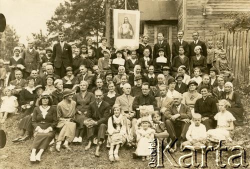 Ok. 1936, Albertyn k. Słonimia, woj. nowogródzkie, Polska.
Wierni zgromadzeni pod kaplicą kościoła pw. Matki Boskiej Królowej Anielskiej w Albertynie. Dziewczynka z kucykami 1. rzędzie - Wacława Jefrenienko z domu Krukowska, powyżej ksiądz Antoni Grzybowski, 3. na lewo od księdza - Bronisława Krukowska, matka Wacławy.
Fot. NN, zbiory Archiwum Historii Mówionej Ośrodka KARTA i Domu Spotkań z Historią, udostępniła Wacława Jefrenienko w ramach projektu 