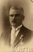 Ok. 1931, Warszawa, Polska.
Portret Wojciecha Krukowskiego, dziadka Wacławy Jefrenienko z domu Krukowskiej. Fotografia wykonana w atelier fotograficznym 