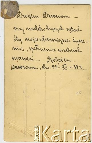 Ok. 1931, Warszawa, Polska.
Rewers odbitki fotograficznej o sygnaturze AHM_PnW_1920_0002_0010a:
Portret Wojciecha Krukowskiego, dziadka Wacławy Jefrenienko z domu Krukowskiej. Fotografia wykonana w atelier fotograficznym 