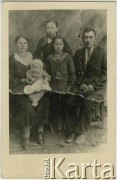 Brak daty, brak miejsca.
Fotografia rodzinna ze zbiorów prywatnych Weroniki Dunowskiej.
Fot. NN, zbiory Archiwum Historii Mówionej Ośrodka KARTA i Domu Spotkań z Historią, udostępniła Weronika Dunowska w ramach projektu 