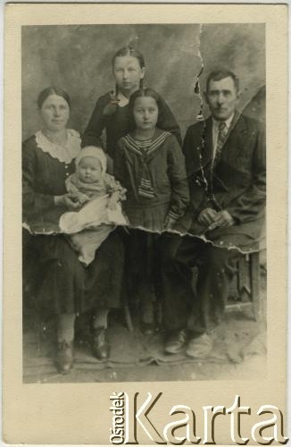 Brak daty, brak miejsca.
Fotografia rodzinna ze zbiorów prywatnych Weroniki Dunowskiej.
Fot. NN, zbiory Archiwum Historii Mówionej Ośrodka KARTA i Domu Spotkań z Historią, udostępniła Weronika Dunowska w ramach projektu 