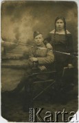 Brak daty, brak miejsca.
Portret kobiety i mężczyzny. Fotografia ze zbiorów prywatnych Weroniki Dunowskiej.
Fot. NN, zbiory Archiwum Historii Mówionej Ośrodka KARTA i Domu Spotkań z Historią, udostępniła Weronika Dunowska w ramach projektu 