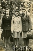 Lata 40., brak miejsca.
Portret kobiet. 1. z prawej Genowefa Pozlewicz. Razem z nią być może jej siostry.
Fot. NN, zbiory Archiwum Historii Mówionej Ośrodka KARTA i Domu Spotkań z Historią, udostępniła Genowefa Pozlewicz w ramach projektu 