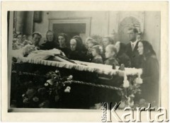 1967, Słonim, Białoruska SRR, ZSRR.
Pogrzeb księdza Henryka Dragela.
Fot. NN, zbiory Archiwum Historii Mówionej Ośrodka KARTA i Domu Spotkań z Historią, udostępniła Stefania Charczenko w ramach projektu 