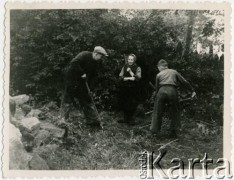 1958, Słonim, Białoruska SRR, ZSRR.
Położenie kamienia węgielnego pod budowę domu rodziców Stefanii Characzenko.
Fot. NN, zbiory Archiwum Historii Mówionej Ośrodka KARTA i Domu Spotkań z Historią, udostępniła Stefania Charczenko w ramach projektu 