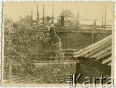 1959, Słonim, Białoruska SRR, ZSRR.
Budowa domu rodziców Stefanii Characzenko.
Fot. NN, zbiory Archiwum Historii Mówionej Ośrodka KARTA i Domu Spotkań z Historią, udostępniła Stefania Charczenko w ramach projektu 
