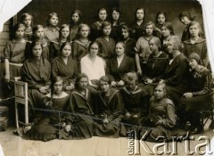 25.06.1925, Słonim, woj. nowogródzkie, Polska.
Wychowanki sióstr Niepokalanek.
Fot. NN, zbiory Archiwum Historii Mówionej Ośrodka KARTA i Domu Spotkań z Historią, udostępniły Stefania Charczenko i Helena Pietrakowa w ramach projektu 