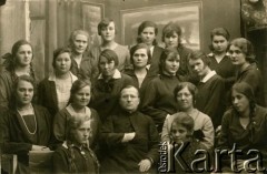 Lata 20., Słonim, woj. nowogródzkie, Polska.
Uczennice z księdzem Śmiałkowskim (1 rząd, pośrodku) i Konstancją Nadziejewską (2 rząd, 4. z prawej), matką Stefanii Charczenko.
Fot. NN, zbiory Archiwum Historii Mówionej Ośrodka KARTA i Domu Spotkań z Historią, udostępniła Stefania Charczenko w ramach projektu 